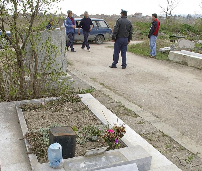 Изоран гробищен парк и изпочупени паметници в Долна Митрополия
