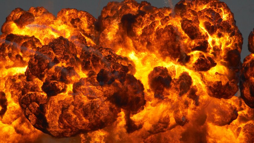 Стотици експлозии и пожар в завод край Детройт