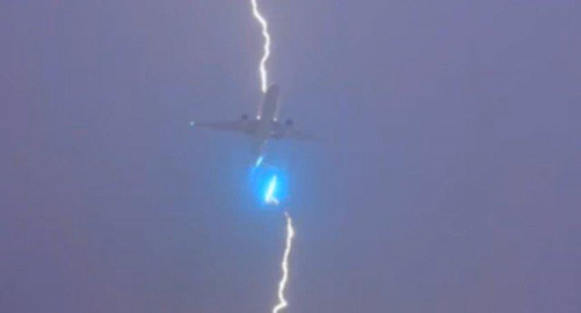 Мълния удари пътнически самолет