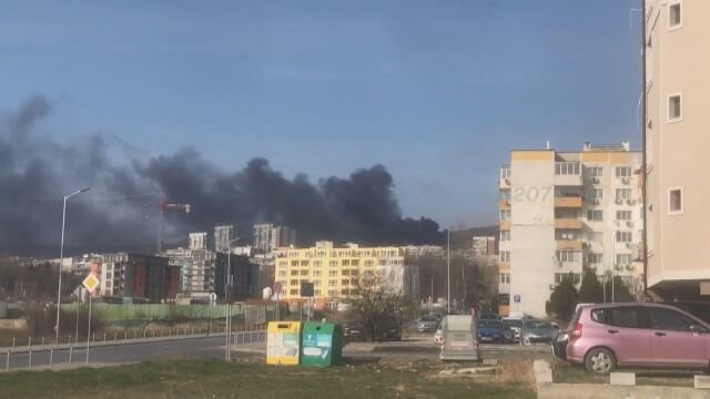 Голям пожар бушува в квартал във Варна