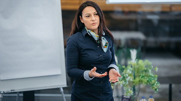 Елена Дариева: Дебатите за оставката на кабинета бяха грозни и отблъскващи 