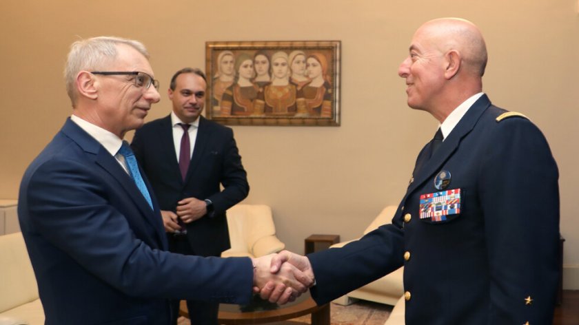 Денков разговаря с генерал Филип Лавин