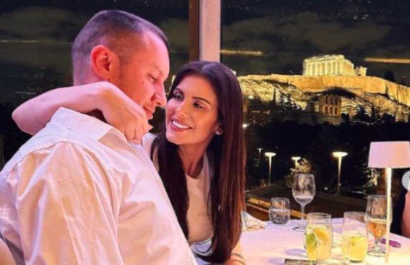 Анелия рязко е намалила броя на изявите, които приема, пише