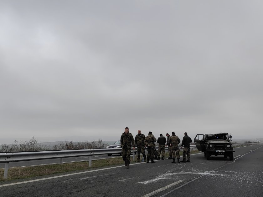 Катастрофа с военна техника затруднява движението по автомагистрала Тракия в