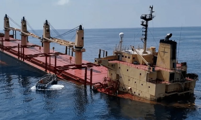 Корабът Рубимар, атакуван от йеменските бунтовници хути, потъна в Червено