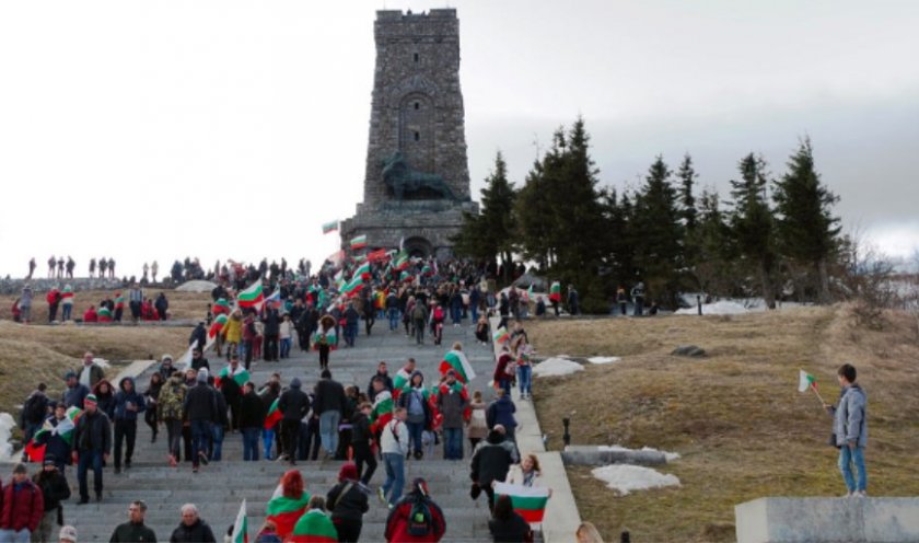 Стотици се стичат към връх Шипка