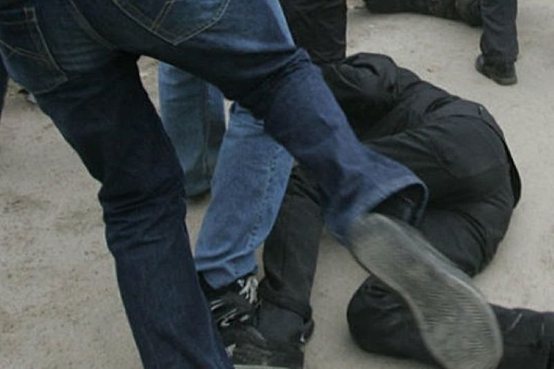 Задържаха двама за побой на мъж пред заведение в София