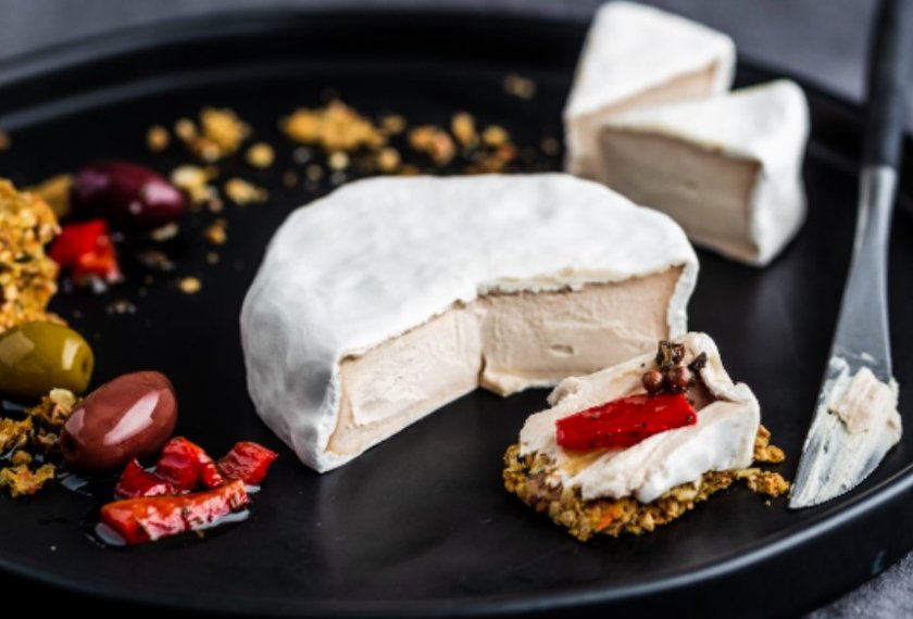 Заедно с Лувъра, висшата мода и Айфеловата кула, сиренето Камембер“