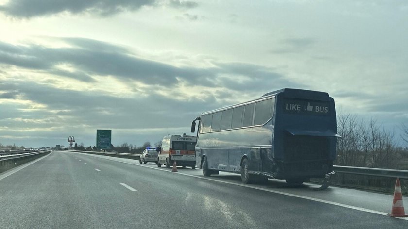 Инцидент на АМ Тракия - автобус и кола се удариха