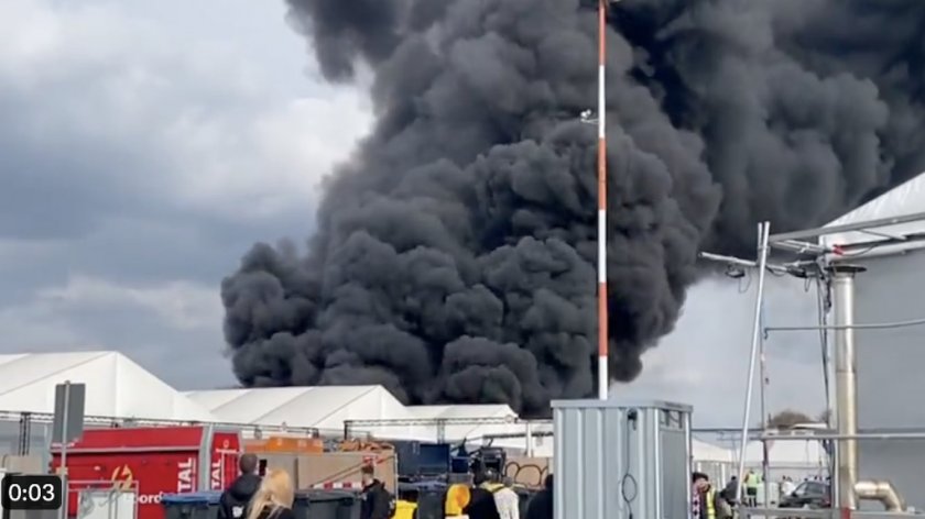 Огромен пожар в бежански лагер в Берлин