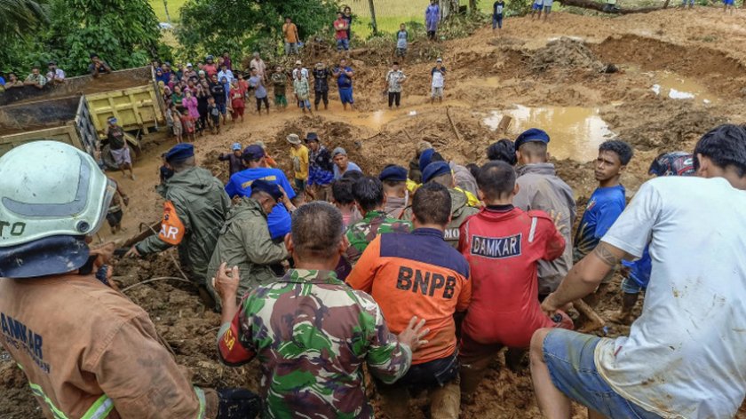 Наводнения и свлачища отнеха живота на 26 души в Индонезия