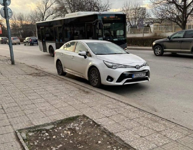 Районният кмет на Западен“ Тони Стойчева системно паркира в нарушение.