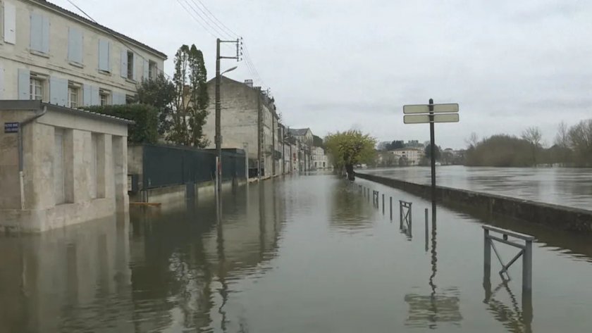 7 в неивестност след бурите във Франция