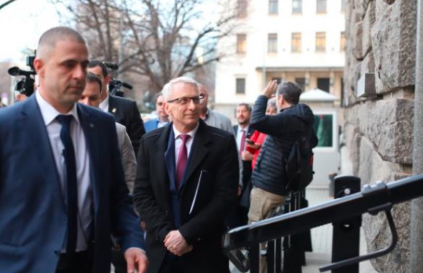 Ден преди консултациите при президента все още не е ясно