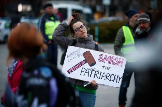 Пред пилоните на НДК са се събрали десетки млади момичета,