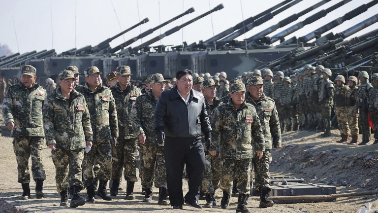 Ким Чен-ун ръководи военна демонстрация на танкове