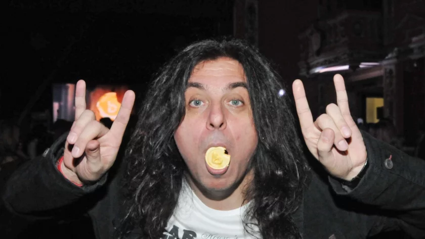 Имам смъртна присъда, издадена от руската мафия.“ Това разкритие направи