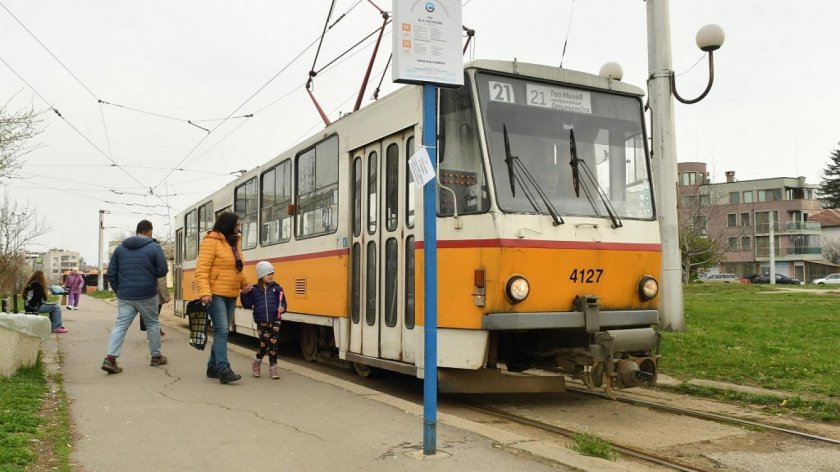 Трамвай №21 вече свързва "Гео Милев" с метрото на "Опълченска"