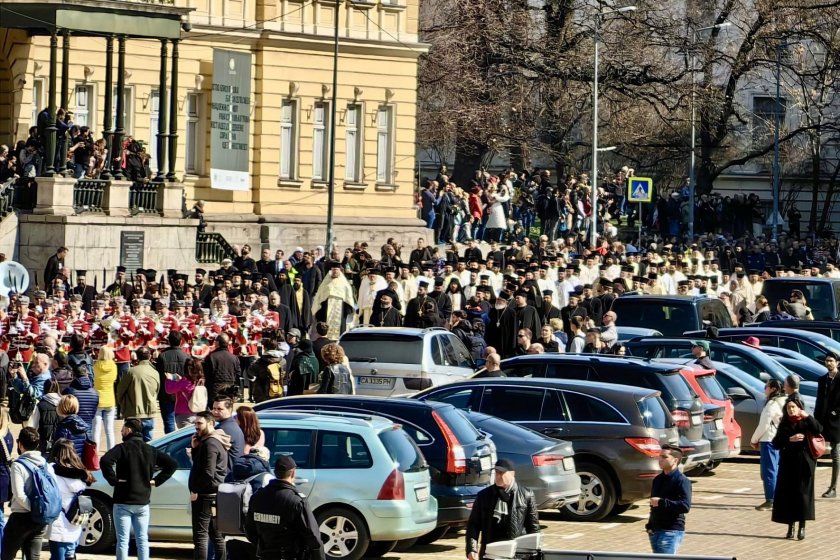 Последният земен път на Неофит - започна литийното шествие (СНИМКИ)