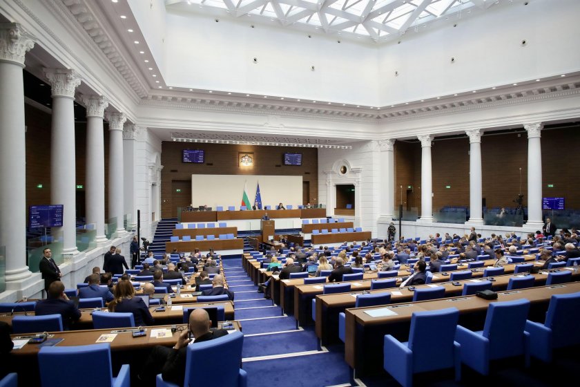 Депутатите гласуваха: МВР ще пази бежанските центрове