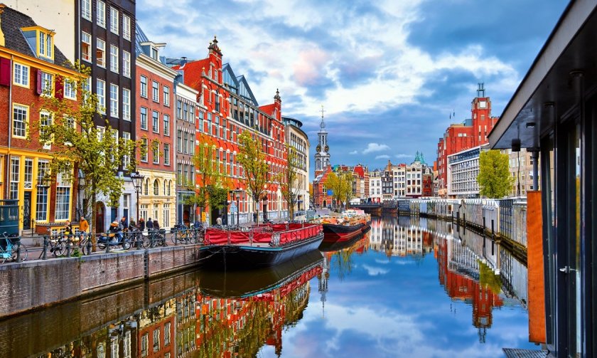 Амстердам - това е градът на лалетата, велосипедите и... все