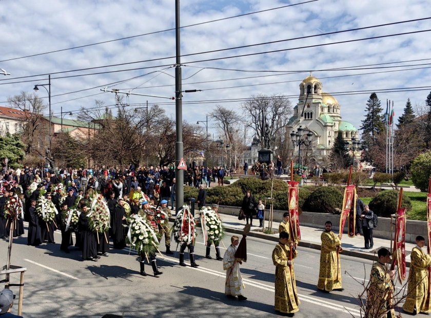 Започна литийното шествие, което ще съпроводи патриарх Неофит в последния