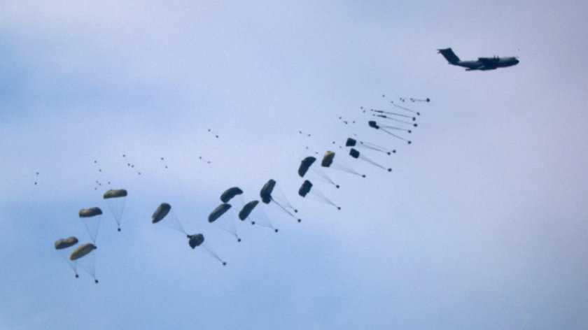 Спуснаха храна с парашути в Газа