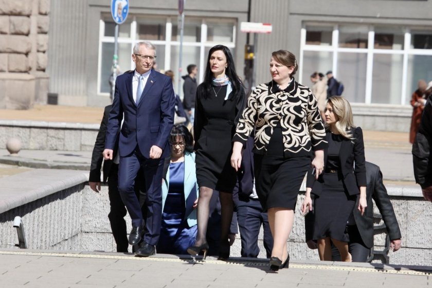 Бъдещият премиер Мария Габриел не даде ясен отговор какво се