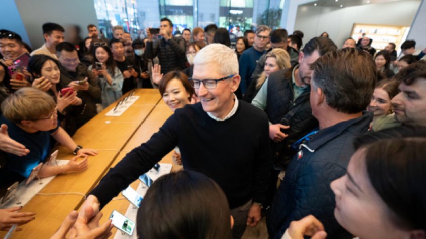 Изпълнителният директор на Apple, Тим Кук, пристигна в сряда в
