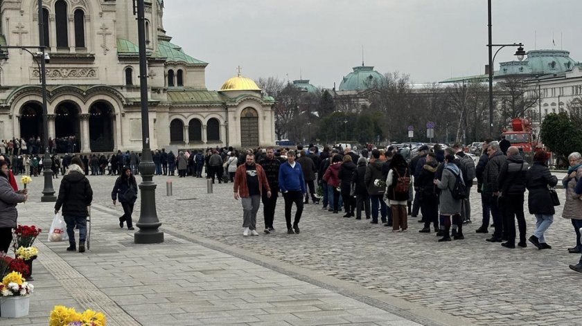 Стотици миряни отдават почит и се сбогуват с патриарх Неофит
