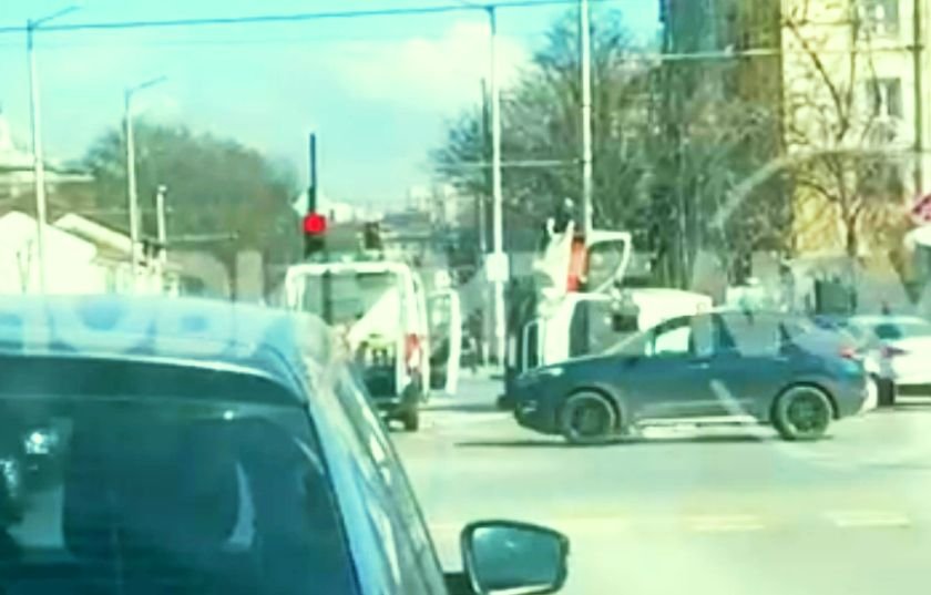 Линейка се преобърна след сблъсък с лек автомобил в центъра