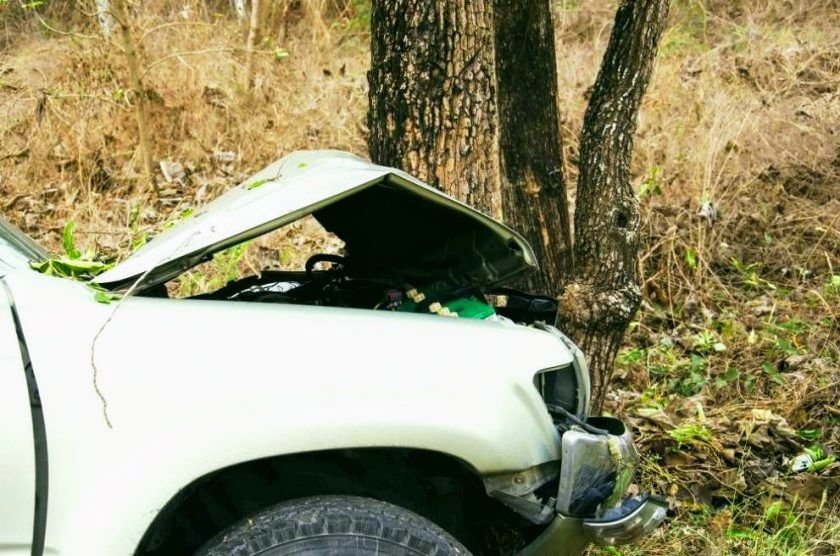 Шофьор се заби в дърво и почина край Ловеч, жена е с опасност за живота