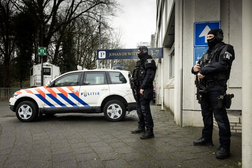 Нидерландската полиция съобщи, че горящ предмет е бил хвърлен в израелското