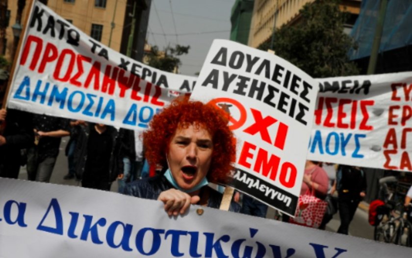 Гърците трудно покриват разходите си на месец, предаде БНР. Някои