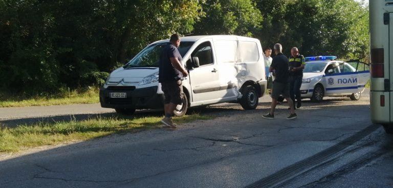 Катастрофа с два буса по пътя Велико Търново - Варна, шофьор е пострадал 