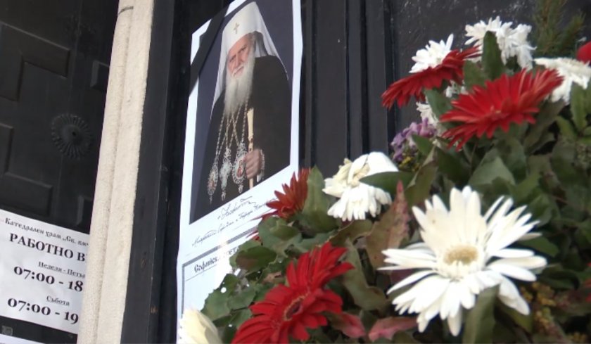 Седмица след погребението на Патриарх Неофит, хората продължават да прииждат
