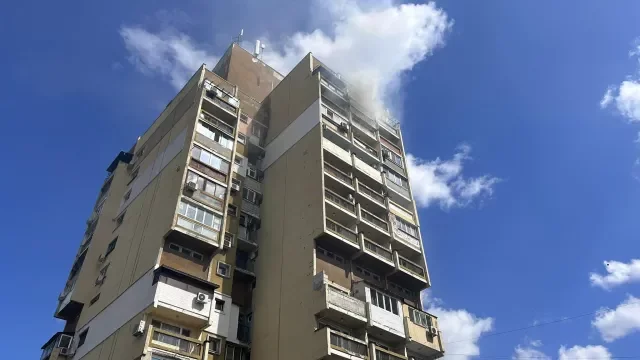 Снимка: Пожар в апартамент в столичния кв. Дружба“, жена и две деца са обгазени