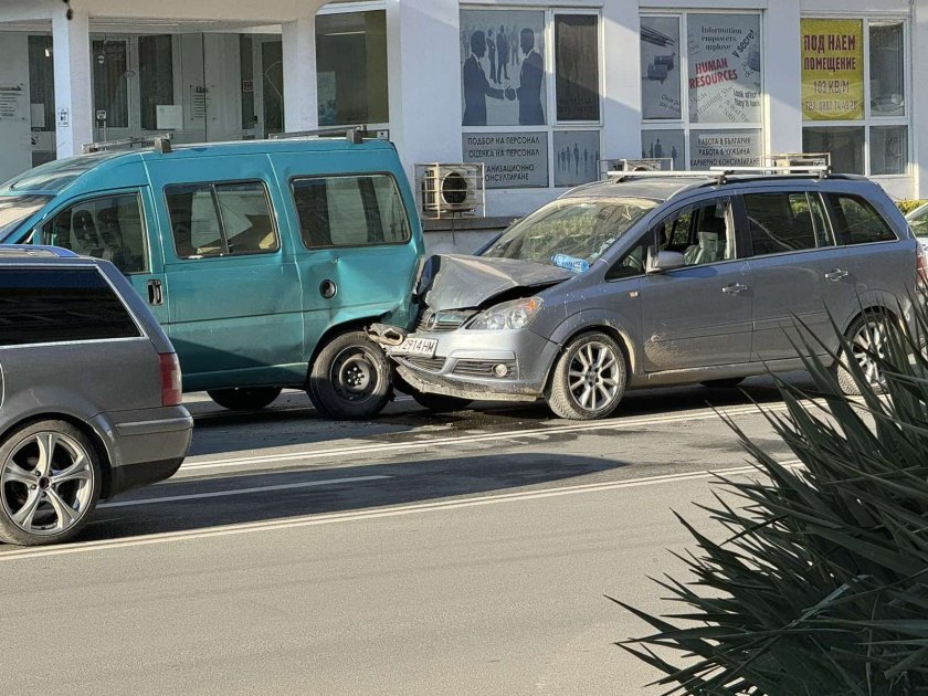 Верижна катастрофа с 4 коли и трима пострадали край жп гарата в Бургас
