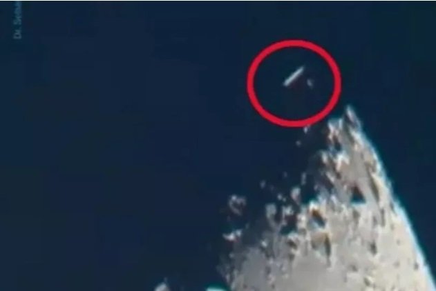Снимка: Мистериозен обект препуска край Луната