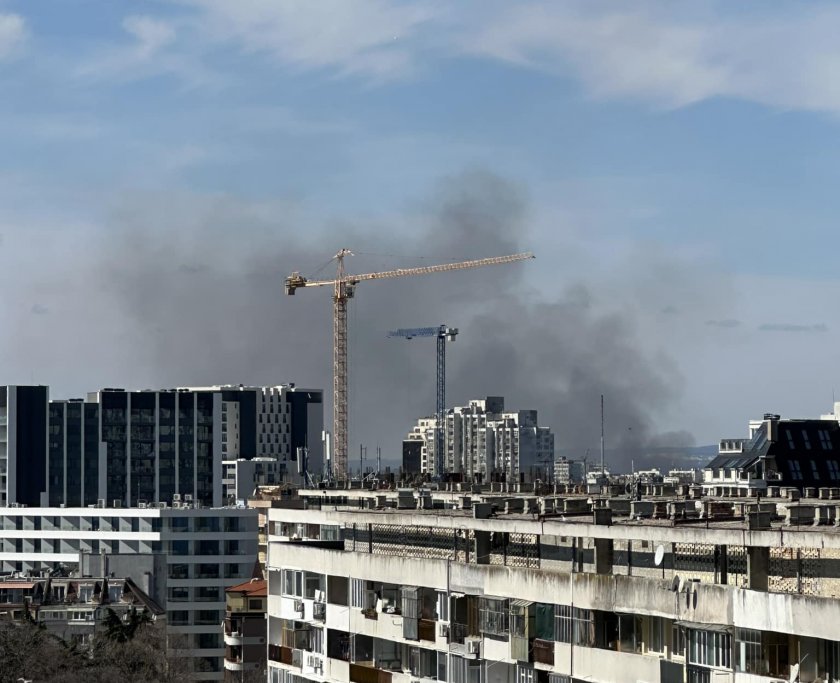 Голям пожар във Варна, черният дим се вижда от целия град (СНИМКИ)