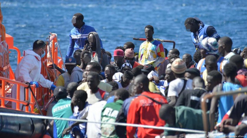 Испанската брегова охрана спаси 124 мигранти, включително малки деца и