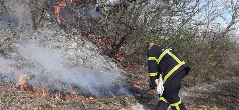 Пожар гори между селата Кипра и Повеляново, съобщи кметът на