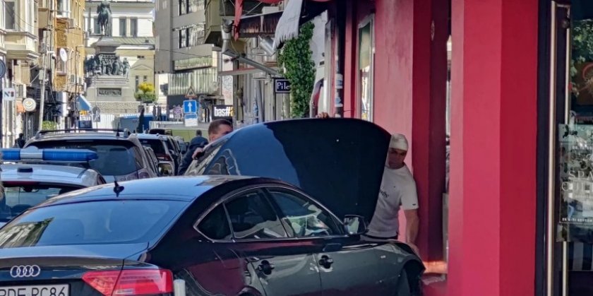 След гонка с полицията: Тийнейджърка заби колата си в магазин в Сандански