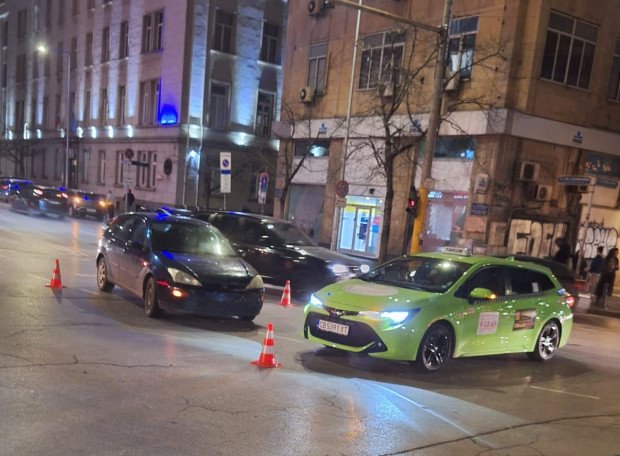 Три леки автомобила катастрофираха тази вечер в центъра на София. Очевидци