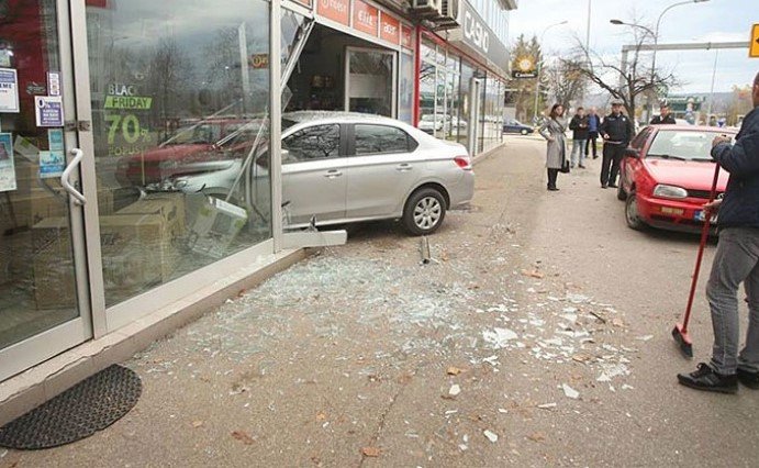 Снимка: Шофьорът, врязал се в аптека в Пловдив, е карал с превишена скорост