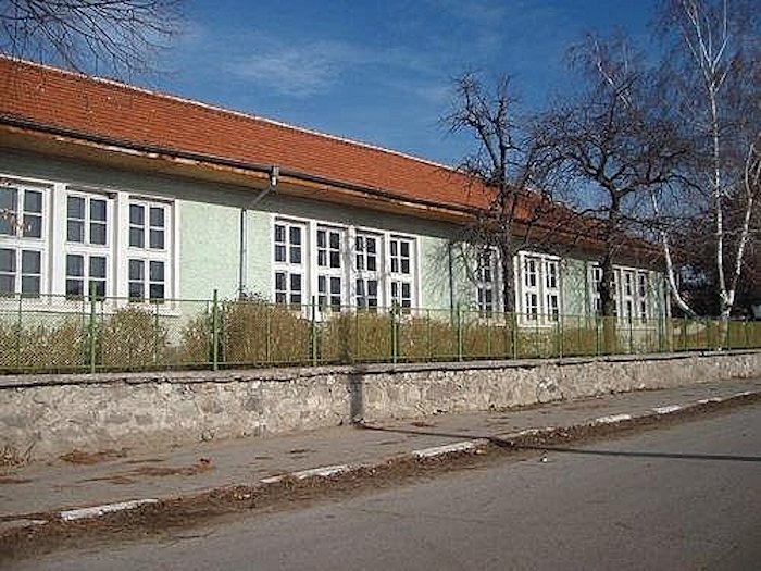 Запалиха 100-годишно училище в Езерово