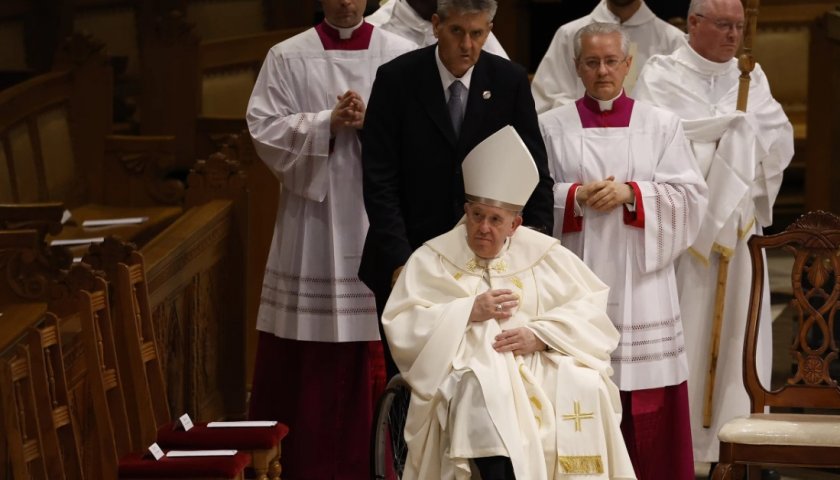 На католическия Разпети петък: Папа Франциск води службата в "Св. Петър"