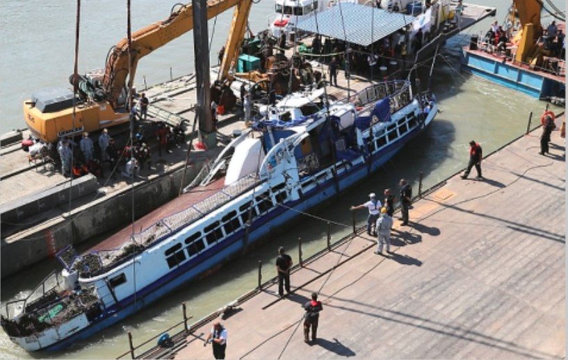 Седемнадесет души пострадаха, когато български круизен кораб се удари в