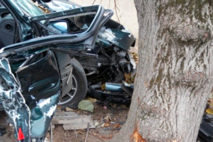 16-годишен катастрофира и заряза спътника си ранен в колата