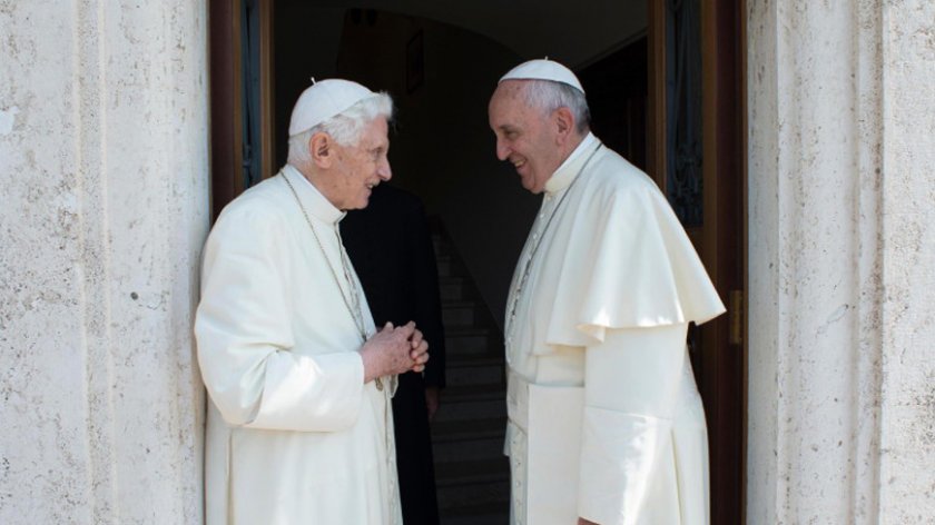 Кардинали клепали папа Франциск пред Бенедикт XVI заради подкрепата му за гей браковете